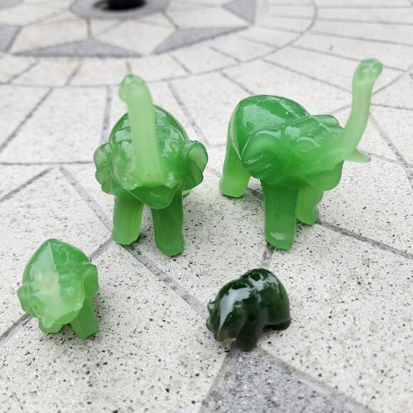 Vintage Green Polished Glass Elephant & Bear Figurine Bundle Lot - Picture 2 of 11